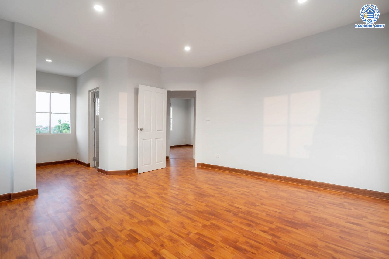 บ้านมือสองตกแต่งใหม่ แบรนด์ LH ม.ชลลดา บางใหญ่-เซ็นทรัลเวสต์เกต หลังมุม เนื้อที่ 58.9 ตร.ว. ฟังก์ชัน 3 ห้องนอน 2 ห้องน้ำ 1 ห้องอเนกประสงค์ 2 ที่จอดรถ Facilities ครบครัน บนทำเลเดินทางสะดวก เชื่อมต่อถ.กาญจนาภิเษก และเพียง 10 นาทีถึงรถไฟฟ้า "สถานีคลองบางไผ่"